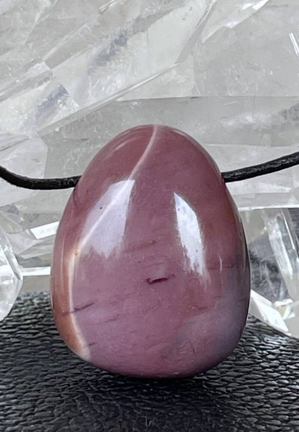 Mookaiet hangertje doorboord, met veter