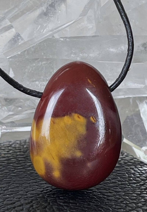 Mookaiet hangertje doorboord, met veter