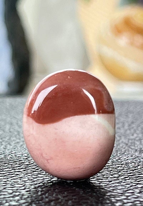 Mookaiet knuffelsteen plat, heel klein