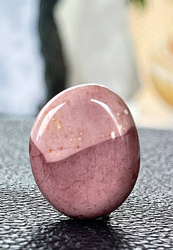 Mookaiet knuffelsteen plat, heel klein