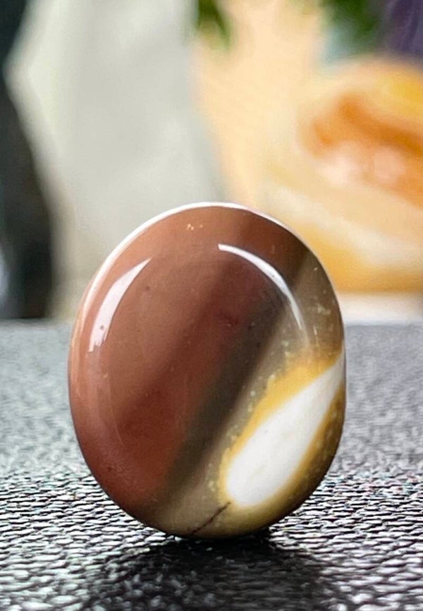 Mookaiet knuffelsteen plat, heel klein