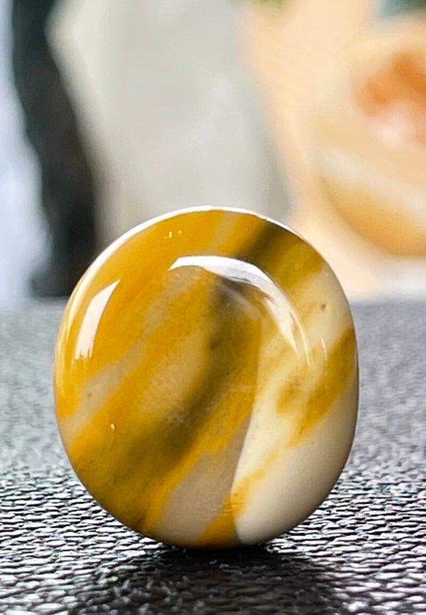 Mookaiet knuffelsteen plat, heel klein