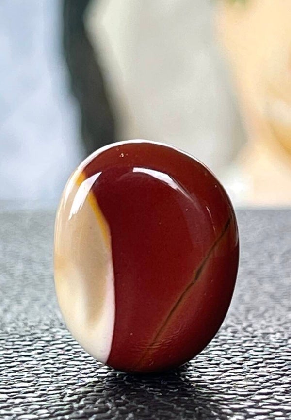 Mookaiet knuffelsteen plat, heel klein