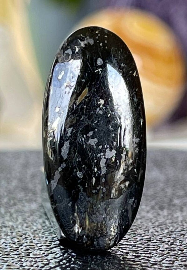 Nuummiet edelsteen cabochon ovaal uit Groenland, medium