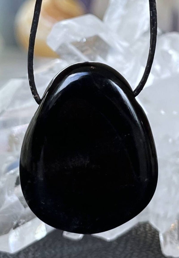 Obsidiaan hangertje doorboord, met veter