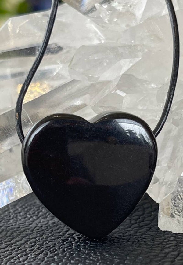 Obsidiaan hangertje hart doorboord, met veter