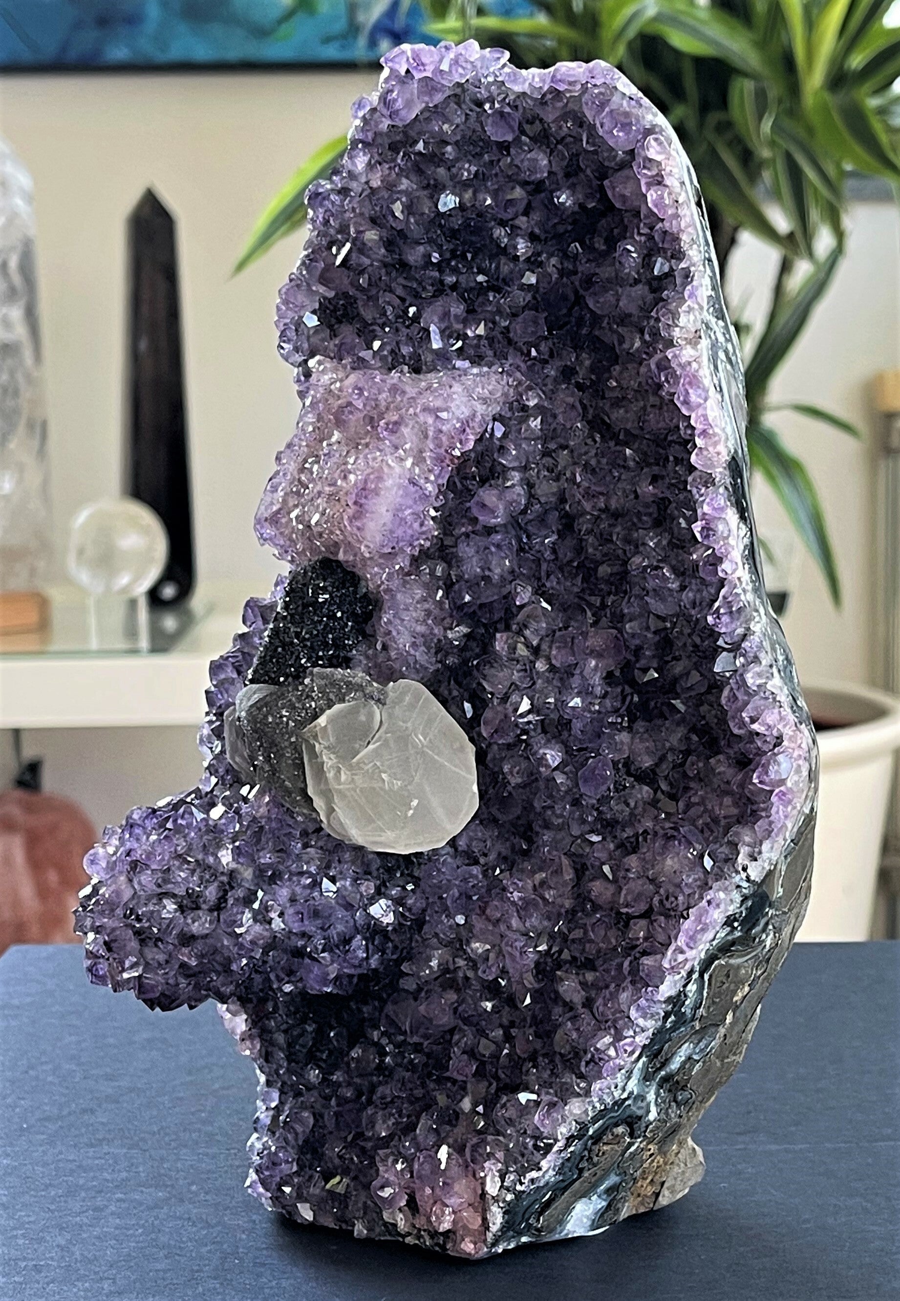 oorsprong lassen supermarkt Amethist Geode met Fluoriscerende Calciet en Hematiet uit Uruquay, groot -  Jalla Stones - Edelstenen en Mineralen