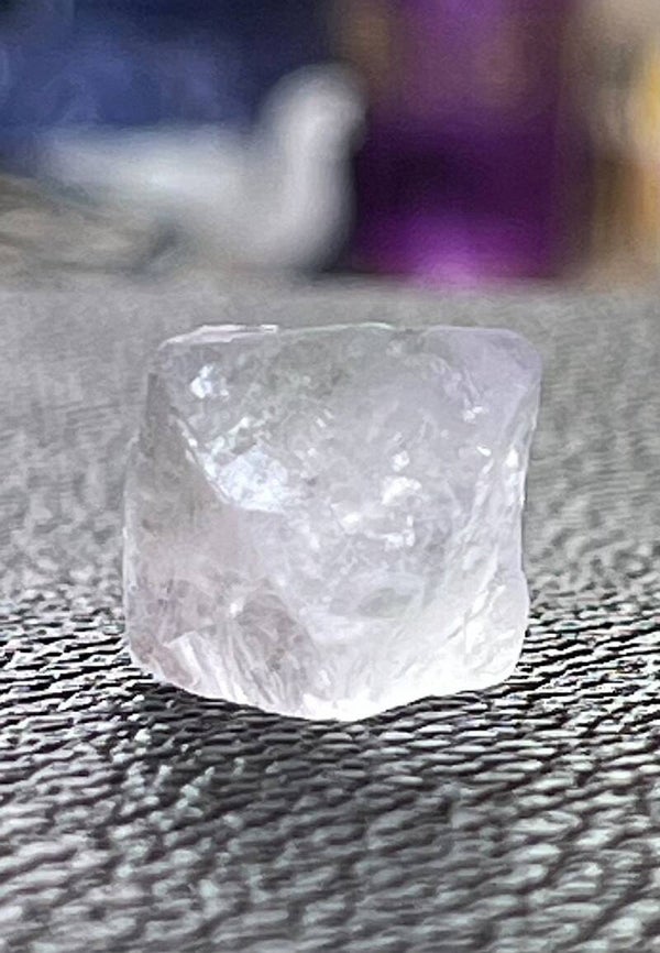 Paarse Fluoriet octaëder uit China ruw, klein