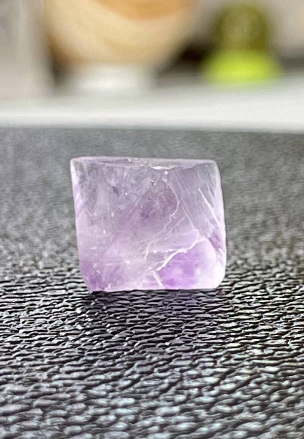 Paarse Fluoriet octaëder uit China ruw, klein