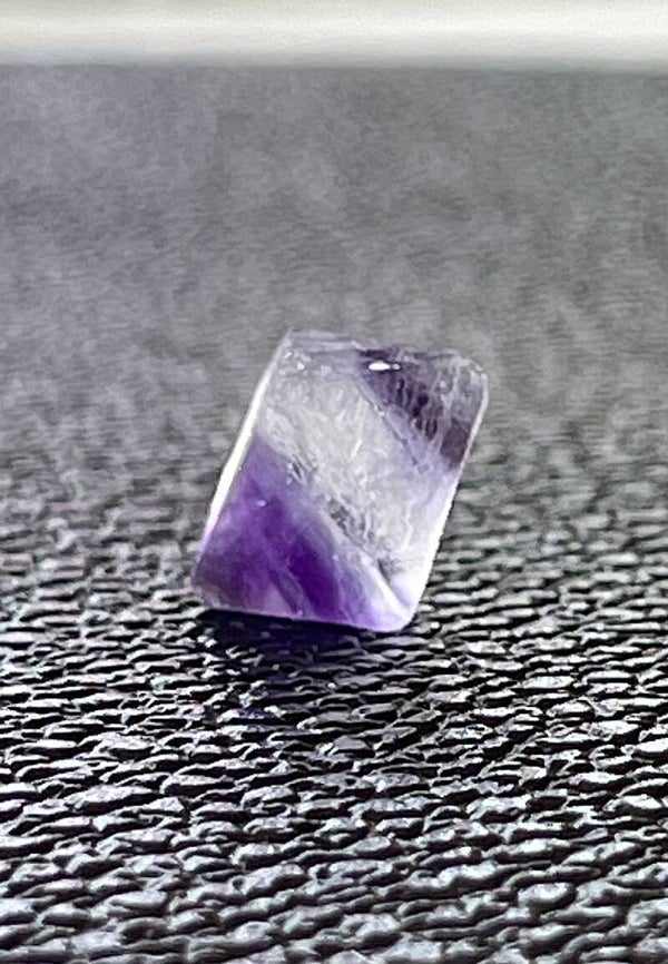 Paarse Fluoriet octaëder uit China ruw, klein