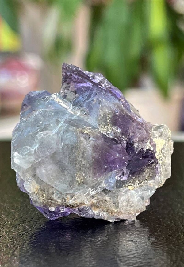 Fluoriet paars en blauw uit Moscona Asturias Spanje ruw, klein