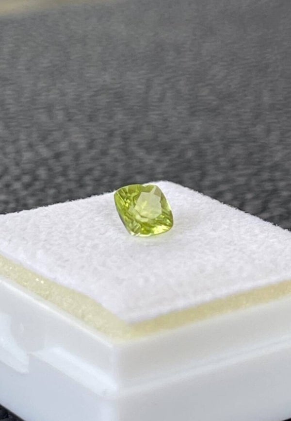 Peridoot edelsteen facet geslepen cushion, klein