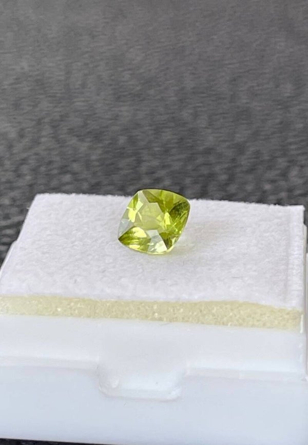 Peridoot edelsteen facet geslepen cushion, klein