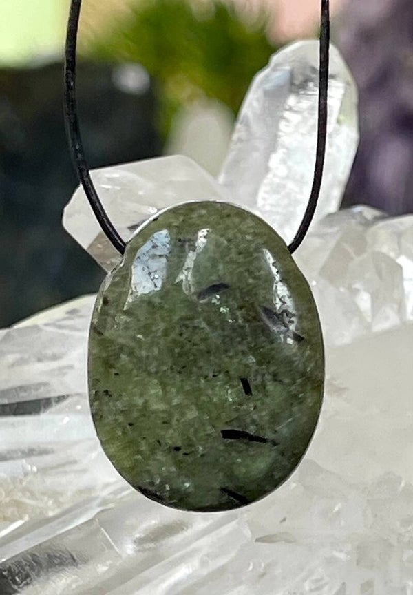 Peridoot hangertje doorboord, met veter