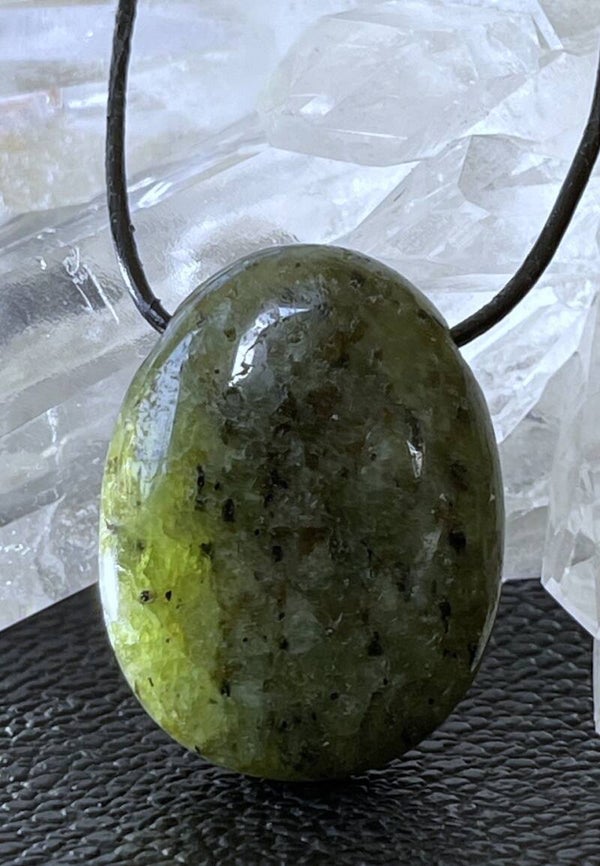 Peridoot hangertje doorboord, met veter