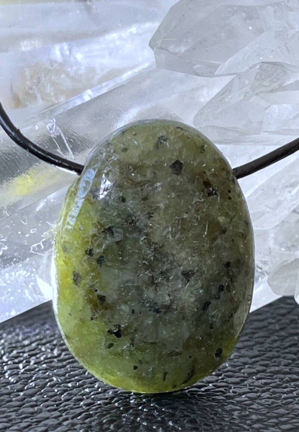 Peridoot hangertje doorboord, met veter