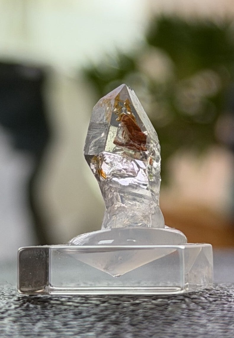 Petroleumkwarts of Gouden Enhydro Kristal punt uit Madagaskar ruw, heel klein