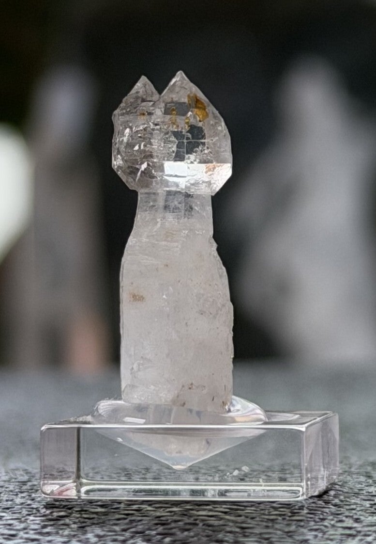 Petroleumkwarts of Gouden Enhydro Kristal punt uit Madagaskar ruw, heel klein