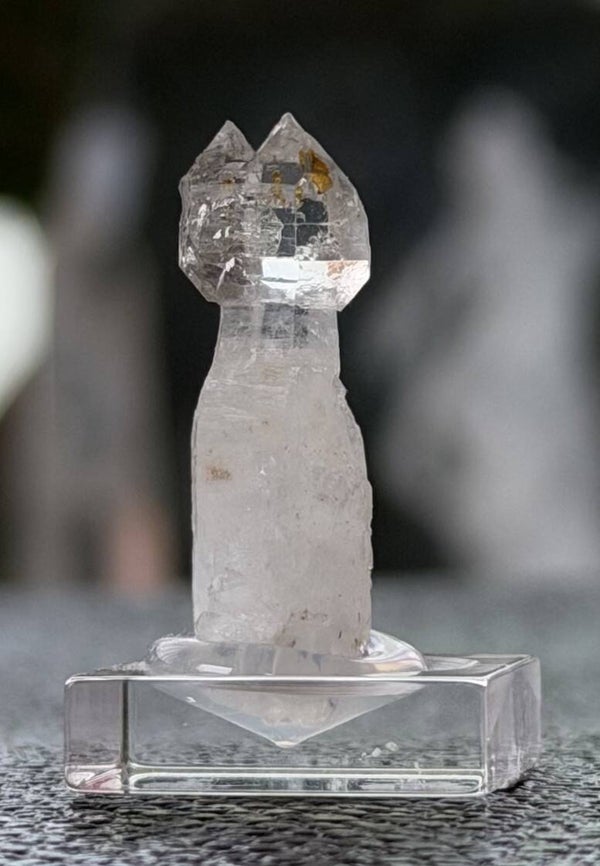 Petroleumkwarts of Gouden Enhydro Kristal punt uit Madagaskar ruw, heel klein