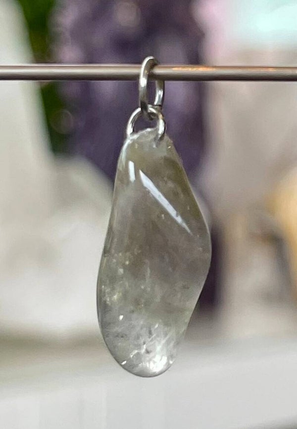 Prasioliet hangertje, met veter