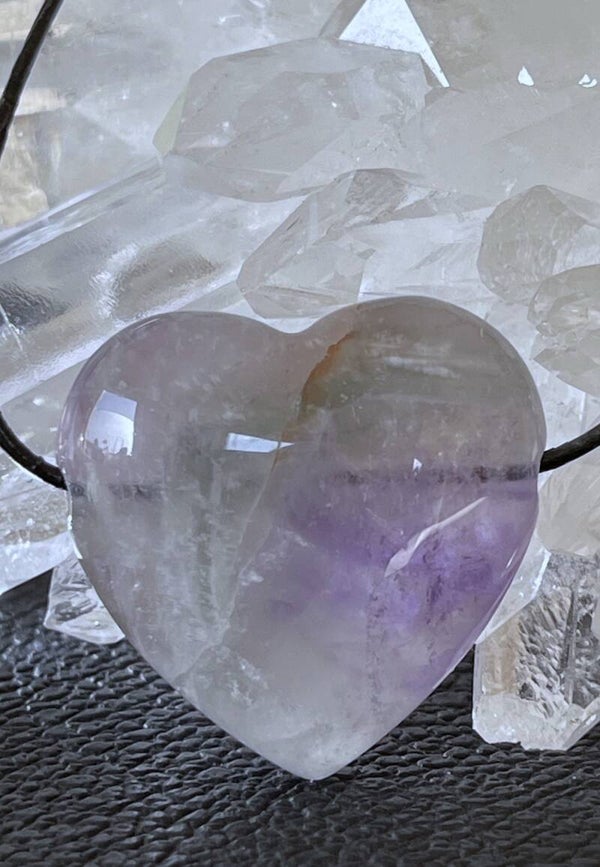 Prasioliet met Amethist hangertje hart doorboord, met veter