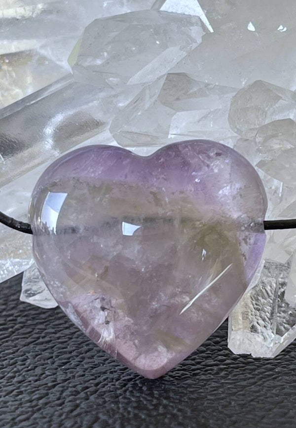 Prasioliet met Amethist hart hangertje doorboord, met veter