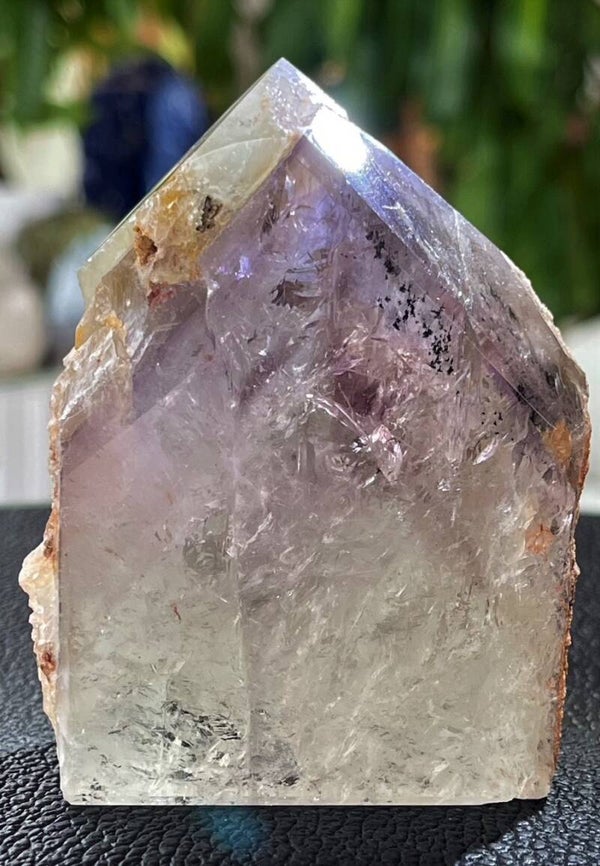 Prasioliet punt met Amethist uit Brazilië, ruw en gepolijst deel, medium