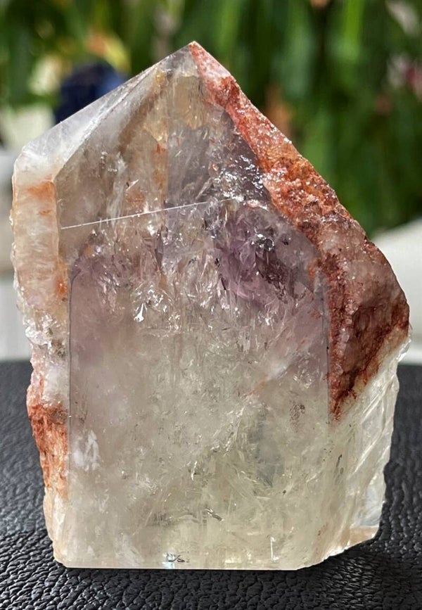 Prasioliet punt met Amethist uit Brazilië, ruw en gepolijst deel, medium