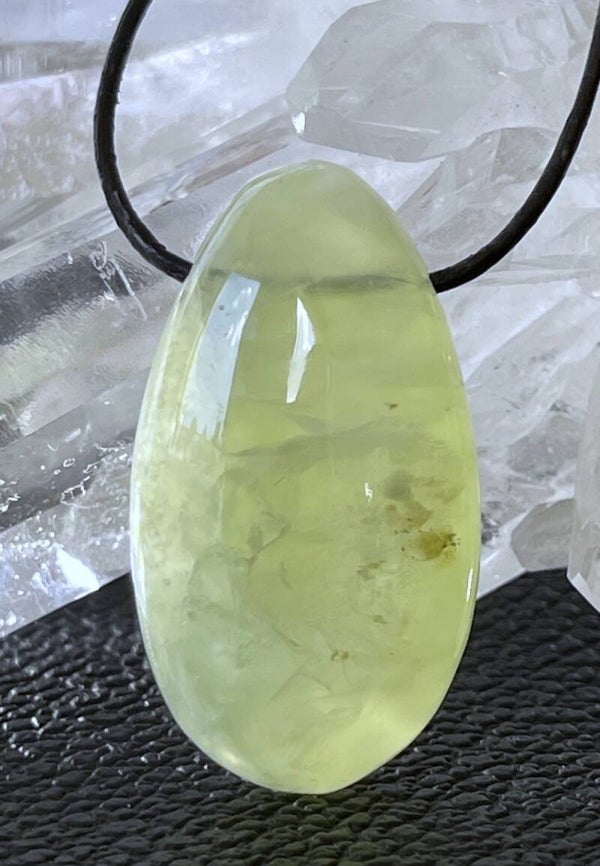 Prehniet hangertje doorboord, met veter