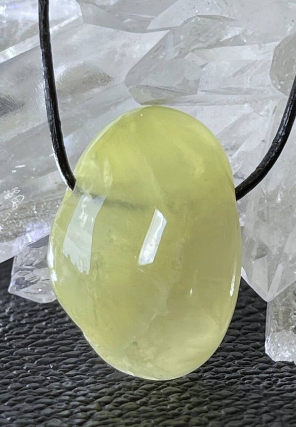 Prehniet hangertje doorboord, met veter