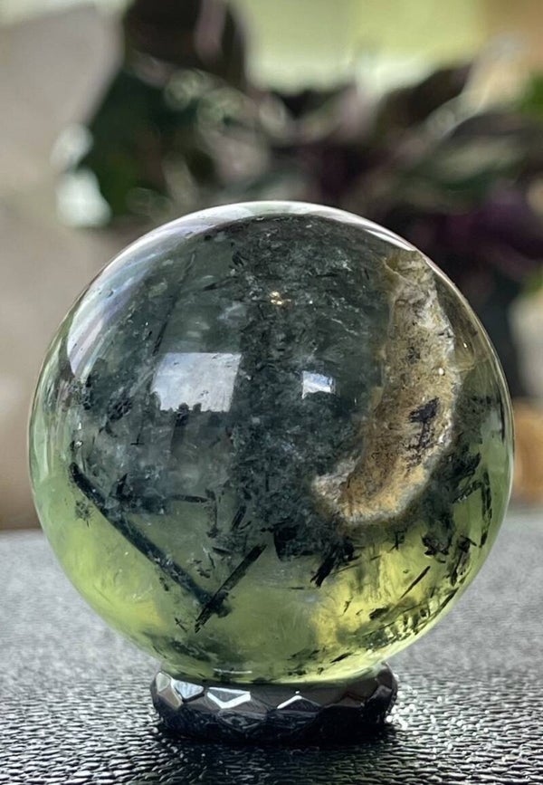 Prehniet met Toermalijn bol uit India, medium 4,8cm