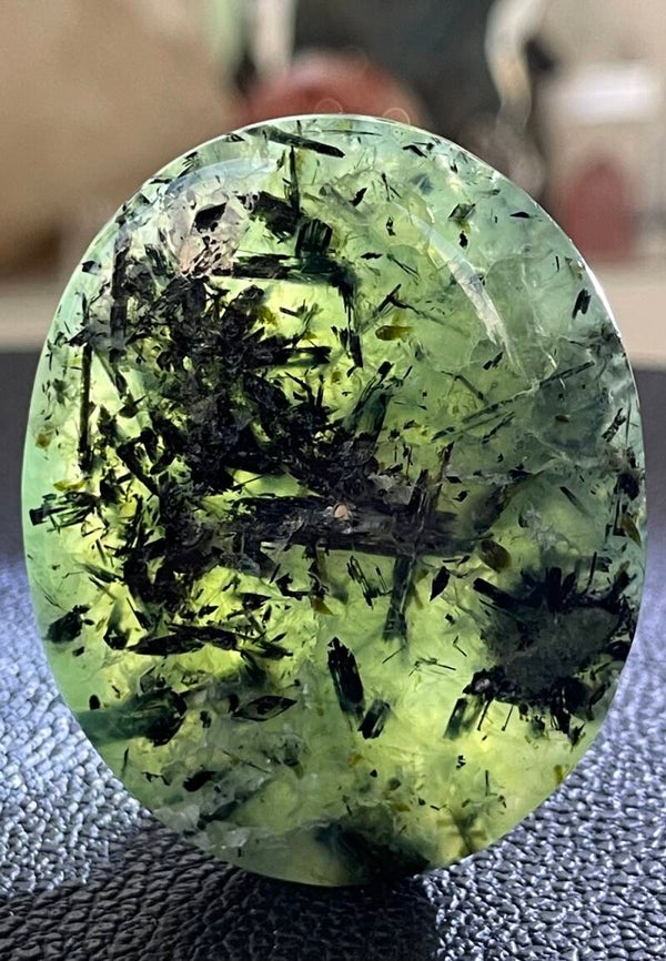 Prehniet met Toermalijn handsteen, medium