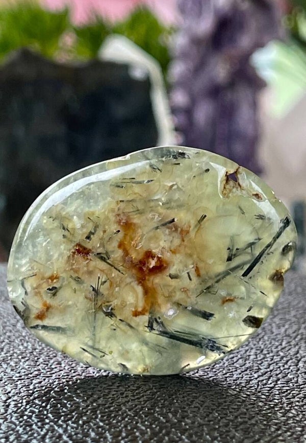 Prehniet knuffelsteen plat, groot