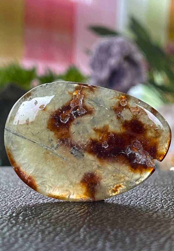 Prehniet knuffelsteen plat, groot