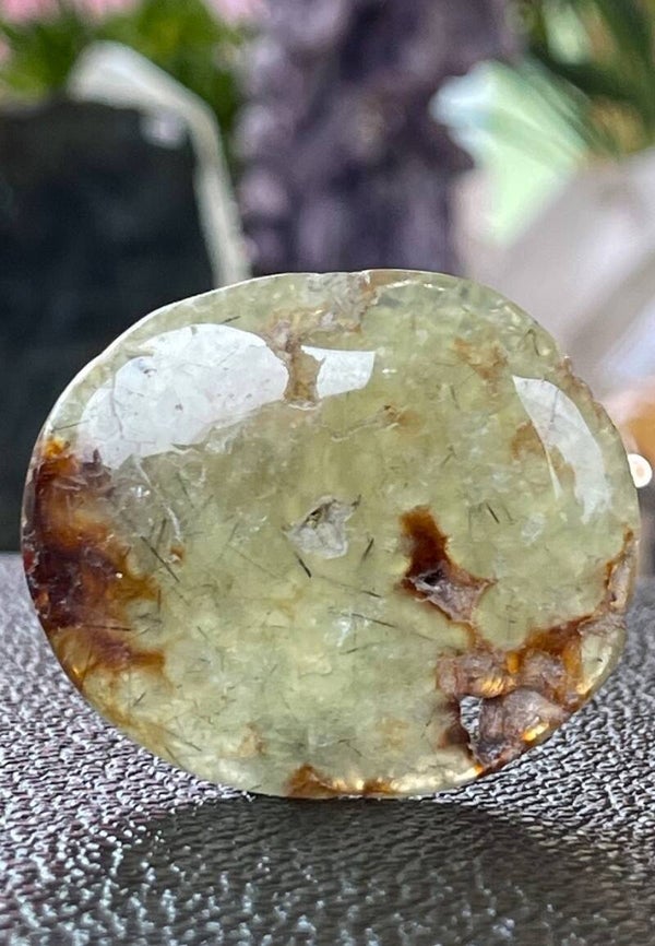 Prehniet knuffelsteen plat