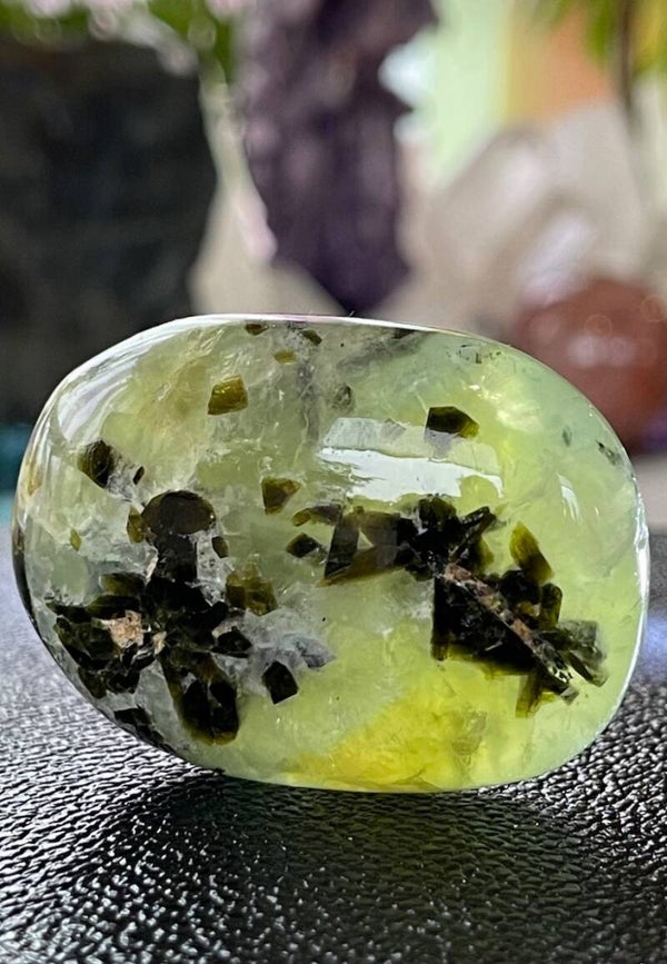 Prehniet handsteen, medium