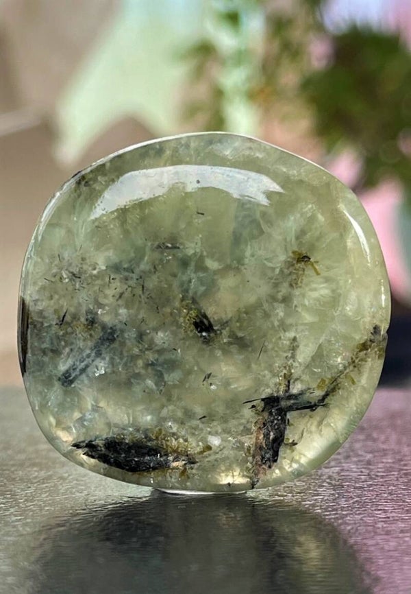 Prehniet knuffelsteen plat