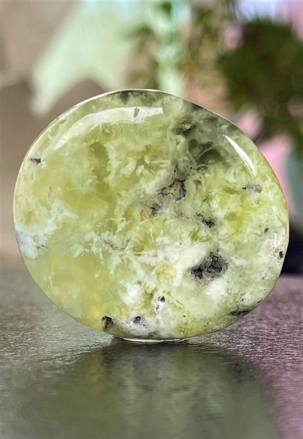 Prehniet knuffelsteen plat