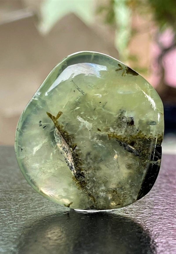 Prehniet knuffelsteen plat