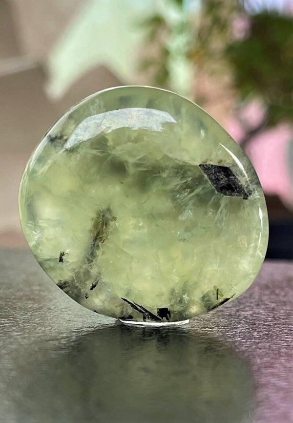 Prehniet knuffelsteen plat