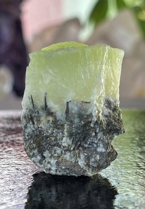 Prehniet met Toermalijn uit Spanje ruw, klein