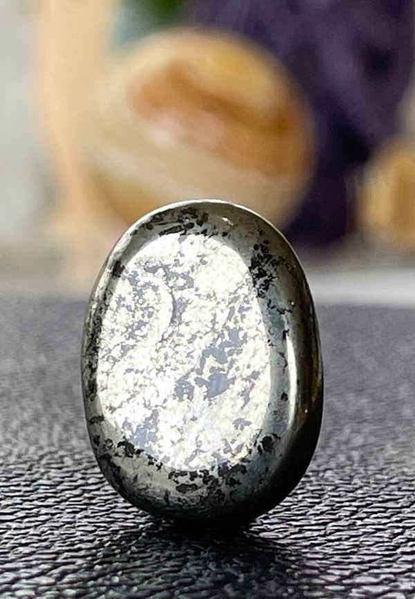 Pyriet knuffelsteen plat, heel klein