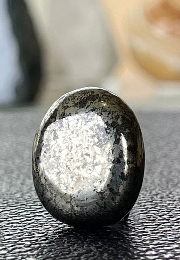 Pyriet knuffelsteen plat, heel klein