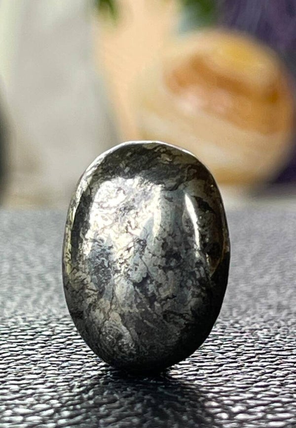 Pyriet knuffelsteen plat, heel klein