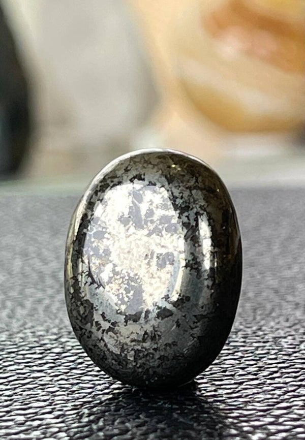 Pyriet knuffelsteen plat, heel klein