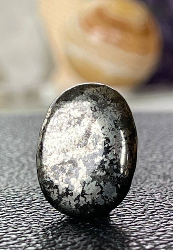 Pyriet knuffelsteen plat, heel klein