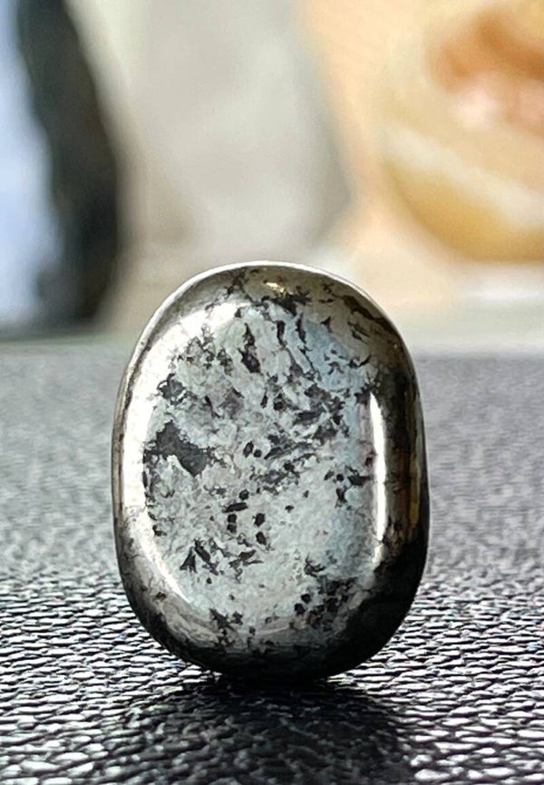 Pyriet knuffelsteen plat, heel klein