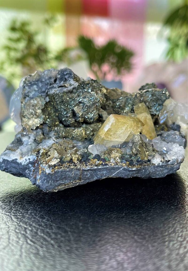 Pyriet met Apofylliet en gele Calciet ruw, medium