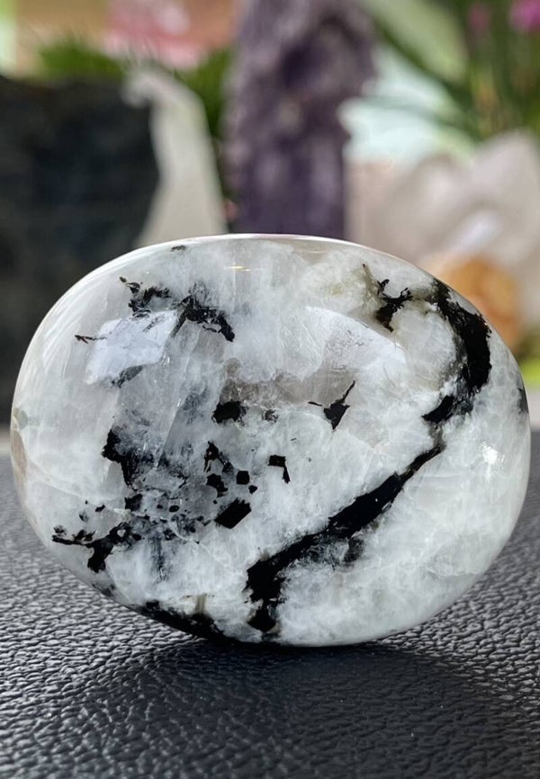 Regenboog Maansteen met Biotiet handsteen, medium