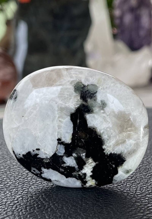 Regenboog Maansteen met Biotiet handsteen, medium